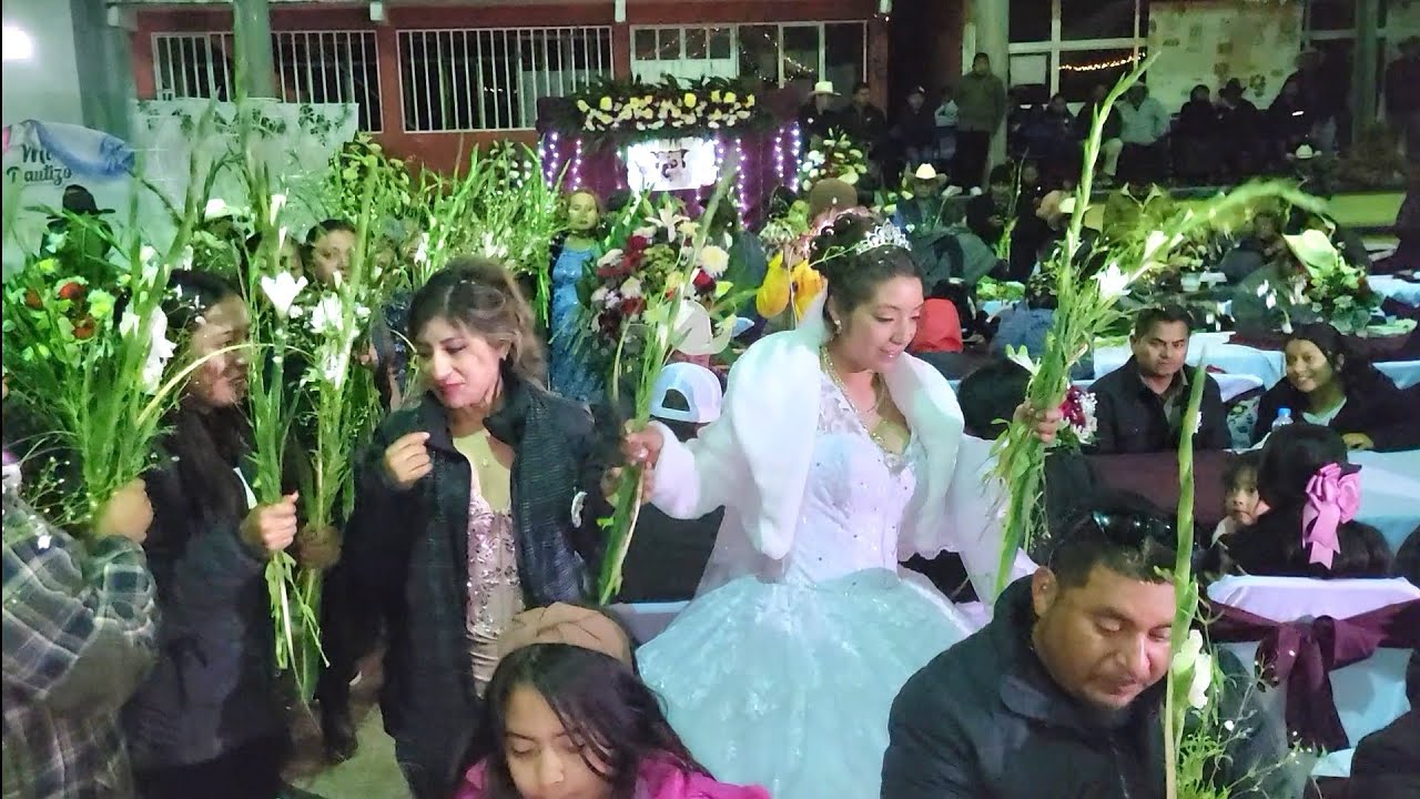 Amarre de Flores bonita tradicion de la Mixteca /San Juan Mixtepec Juxtlahuaca Oaxaca Mex.