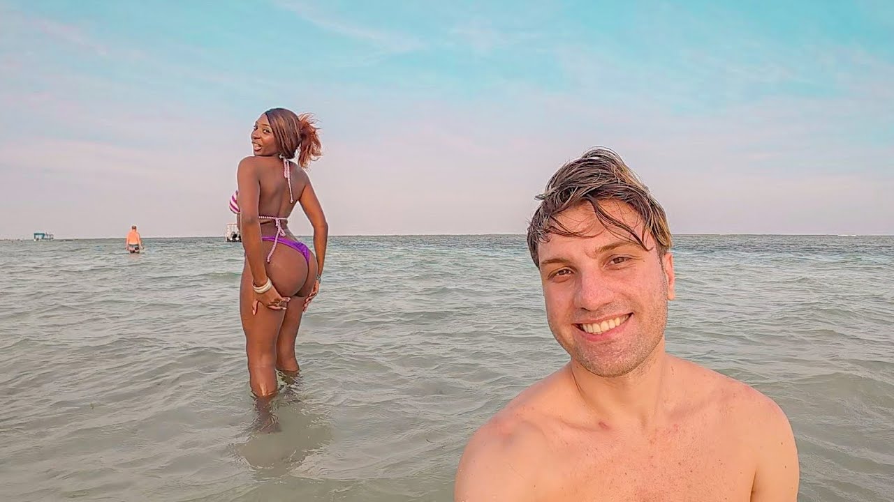 Negresă îmi arată totul pe plajă în Africa 🇰🇪