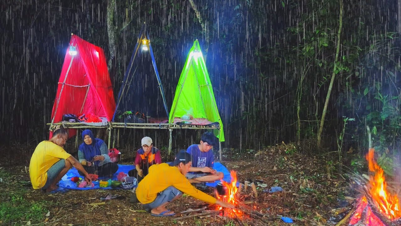 Camping beramai ramai, Membangun pondok ditengah hutan bersama sama.