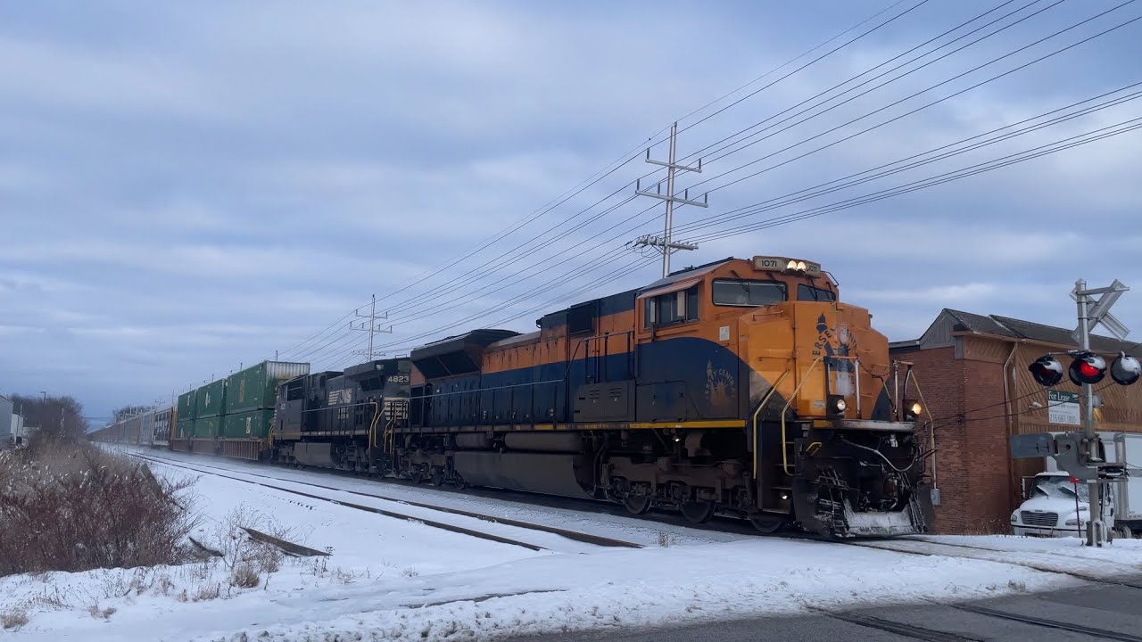 NS 17E with NS 1071 (Central Railroad of New Jersey) leading at Wickliffe, OH (Lloyd Rd) on 1/17/26