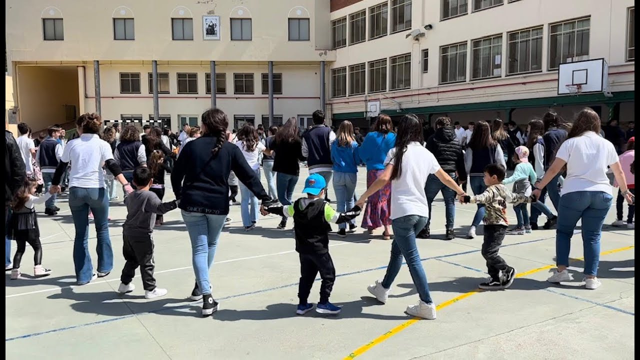Una gran sardana clou els actes de Sant Jordi a l’Escola Sant Josep