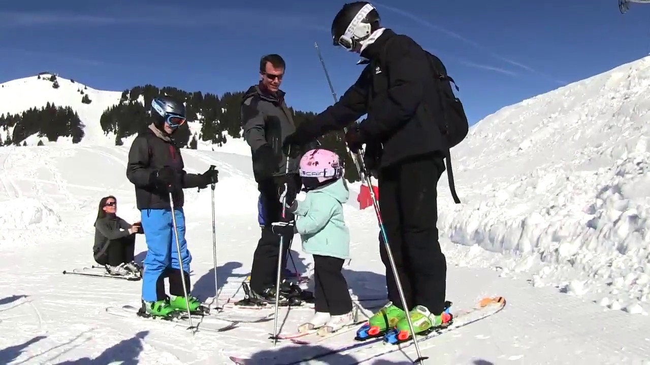 Prinsesse Athena står på ski for første gang