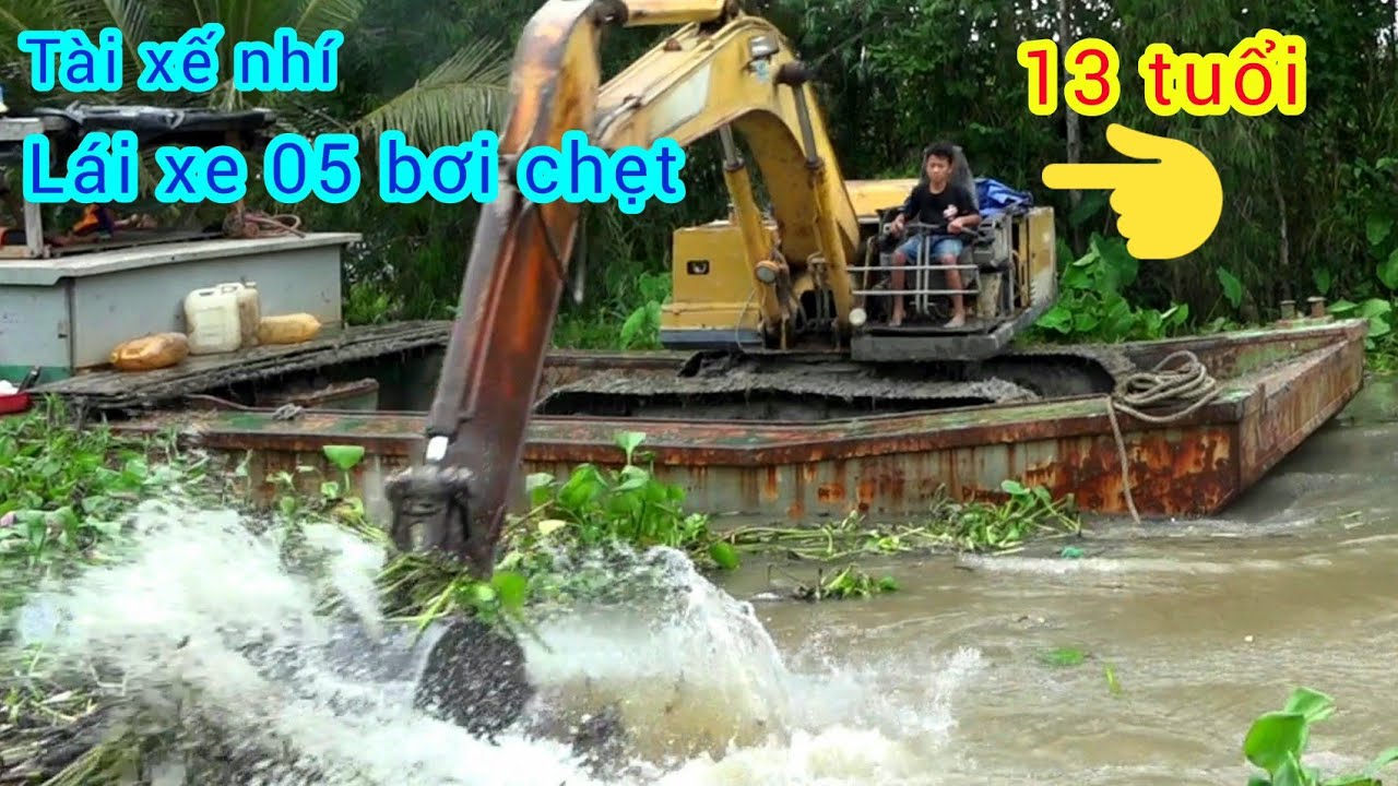 lần đầu thấy bé 13 tuổi lái xe cuốc 05 bơi chẹt, tài không đợi tuổi là đây