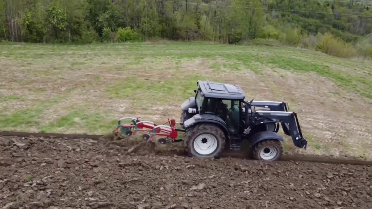 Valtra n101 ploughing
