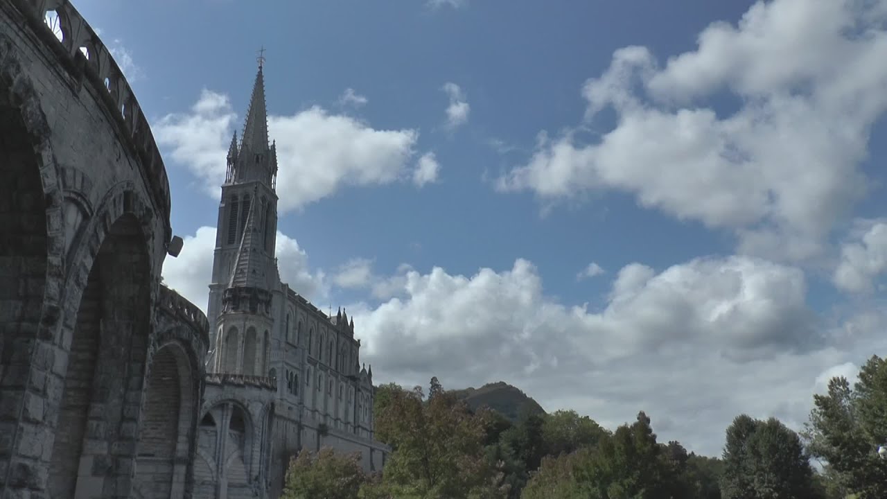 Pellegrinaggio Lourdes, volontari e malati alle piscine