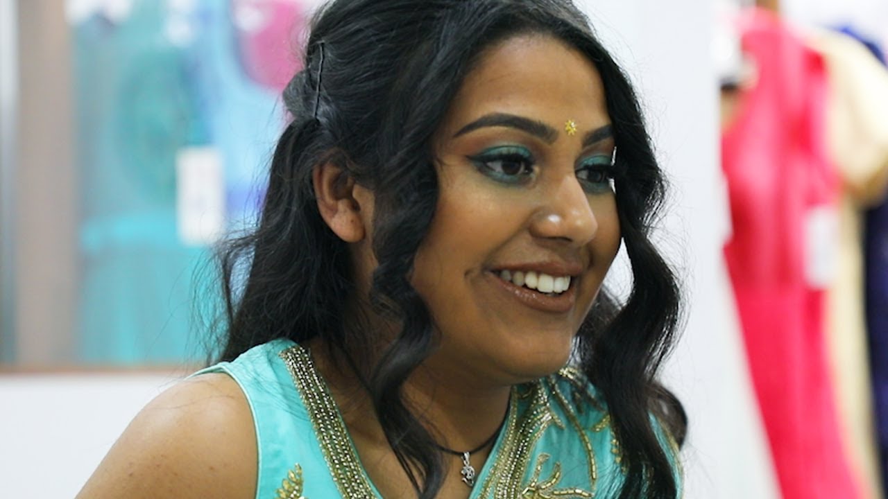 Indian-Australian Girls Try On Saris For The First Time
