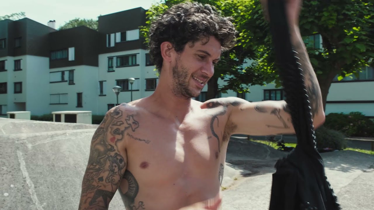 BMX Flatland King, MATTHIAS DANDOIS, trains in OMORPHO (Gravity Sportswear)