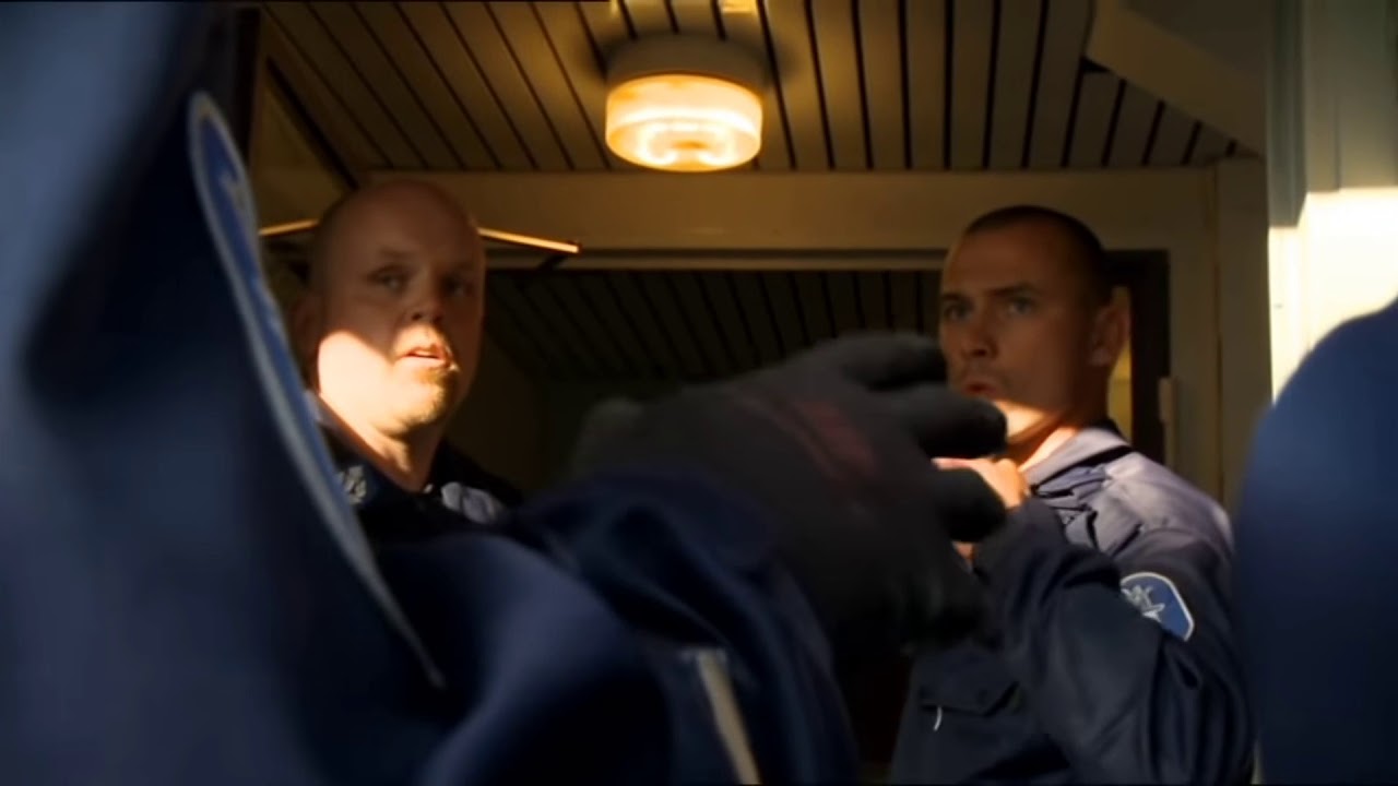 Koira hy&ouml;kk&auml;&auml; poliisin kimppuun.