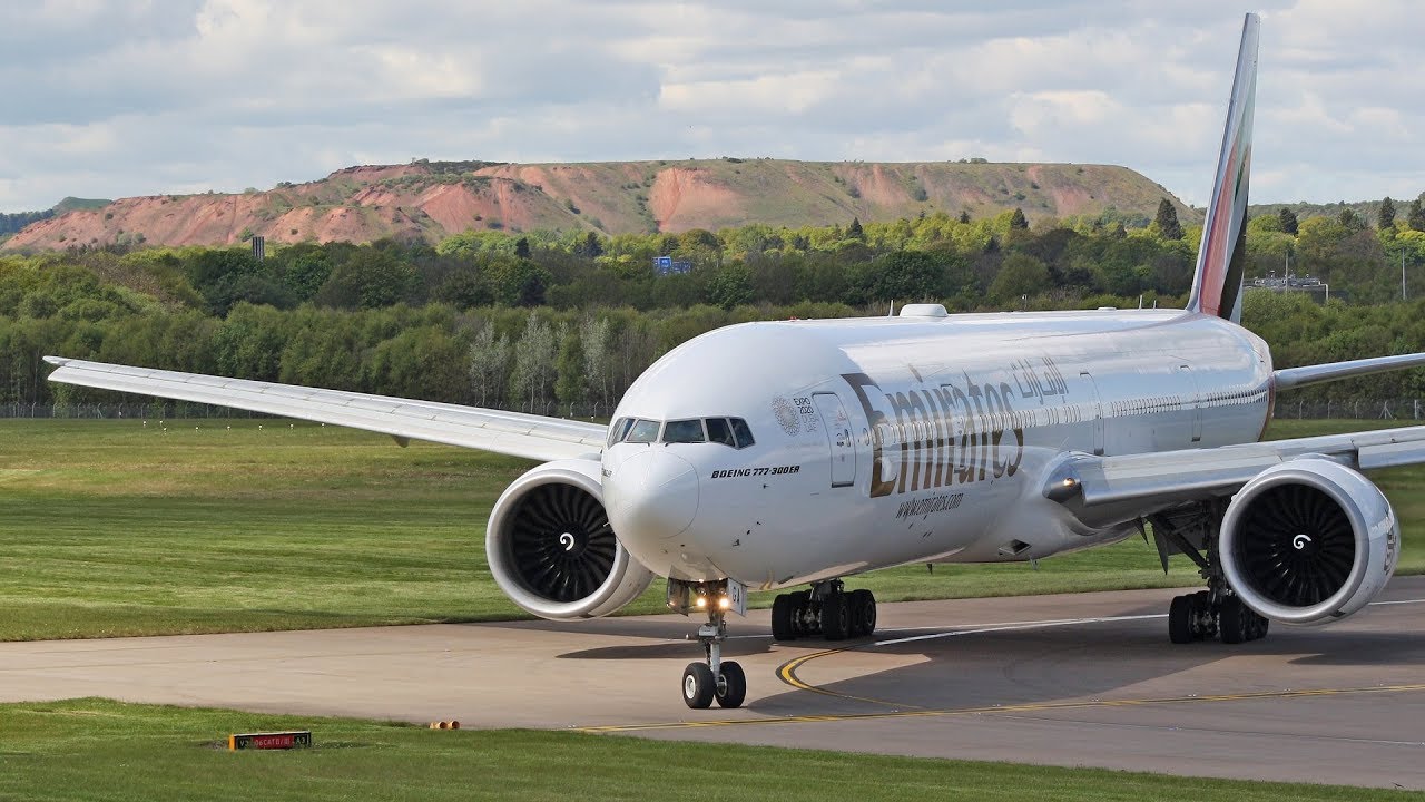 Using ALL the runway Emirates Boeing 777 landing at Edinburgh Airport