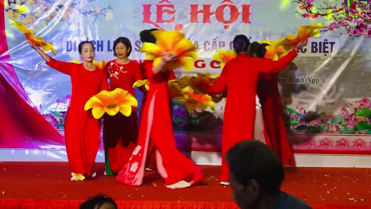 Múa mùa Xuân trên quê hương do c l b phúc thành biểu diễn 