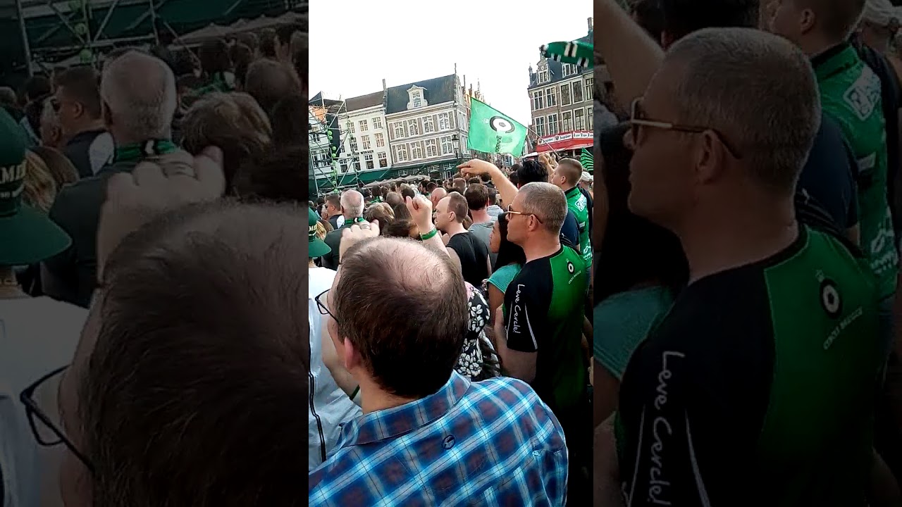 Cercle Brugge supporters zingen op de markt van Brugge