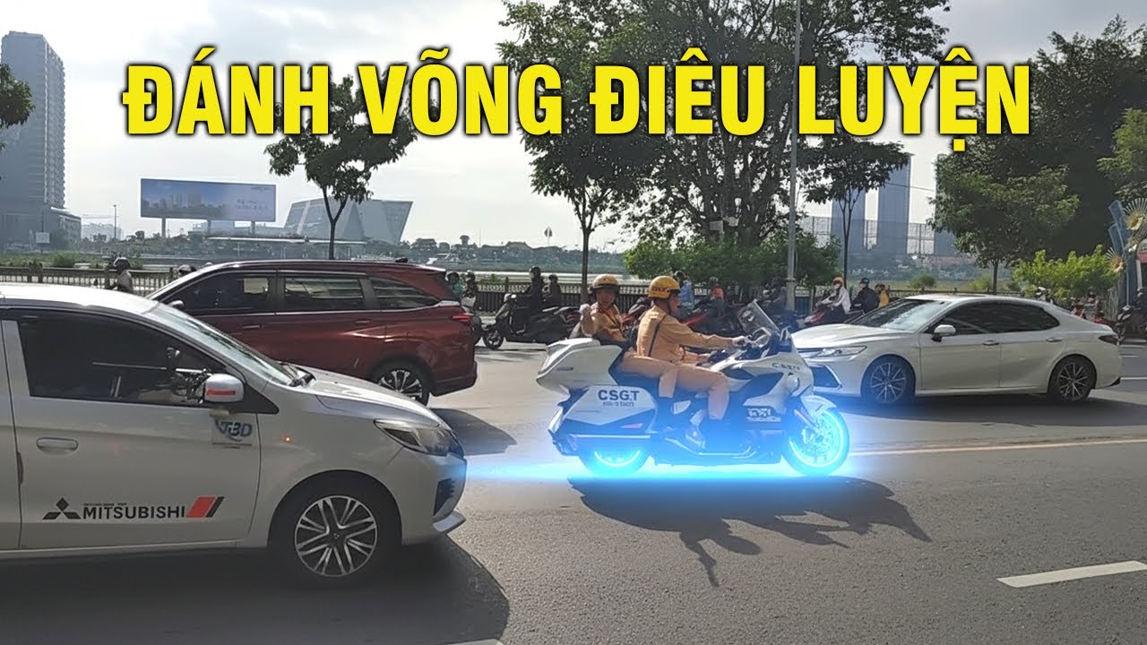 CSGT phô diễn kỹ thuật lái lụa trên Goldwing giữa giờ cao điểm, dẫn cho đoàn xe đại biểu
