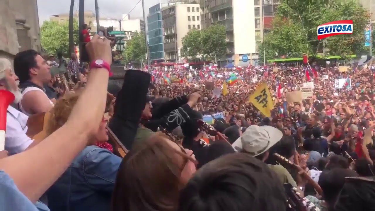 Chilenos cantan canción de la banda Los Prisioneros
