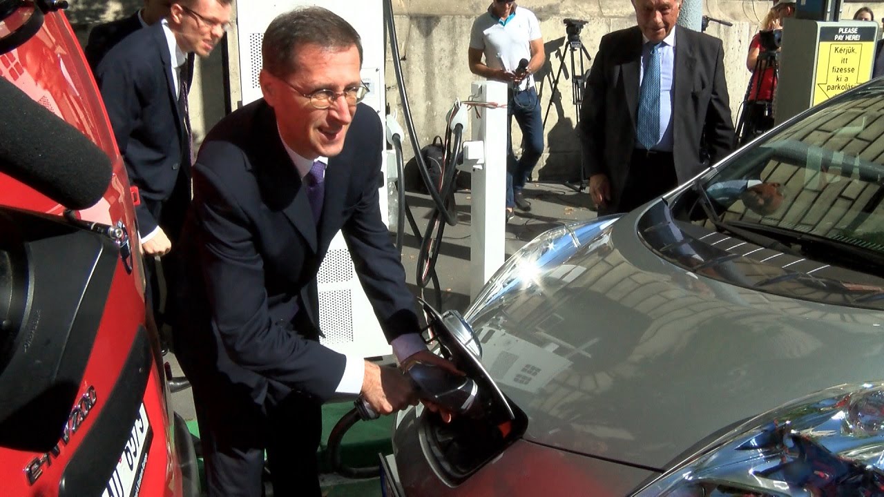 Elektromobilit&aacute;s: 150 t&ouml;ltő&aacute;llom&aacute;s l&eacute;tes&uuml;l orsz&aacute;gszerte