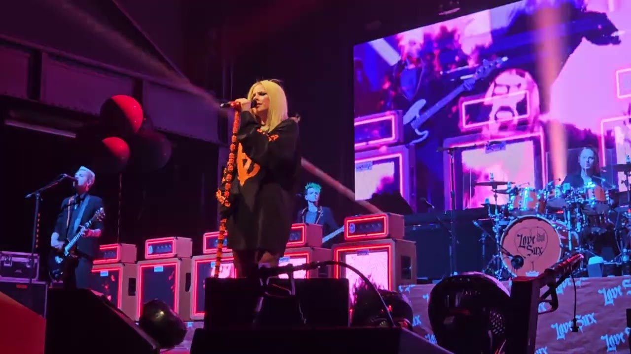 Avril Lavigne - complicated Köln 03.05.23 (front row)