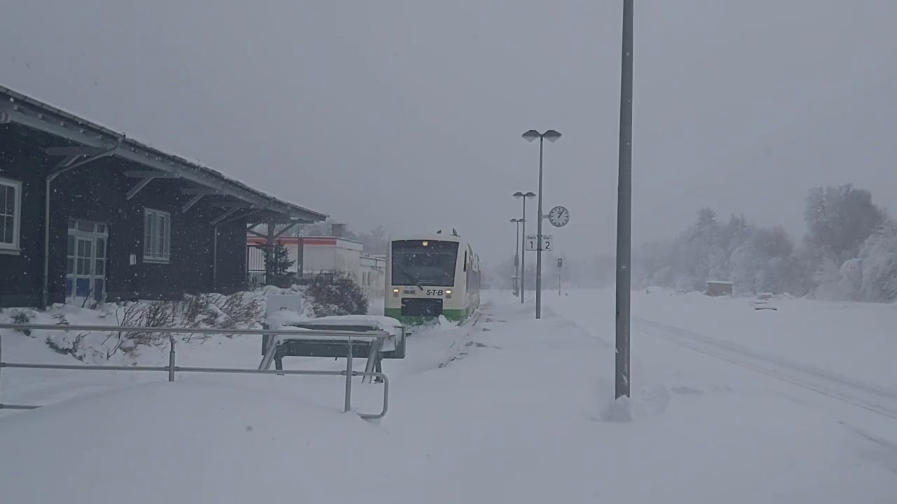 12.1.21 Es ist ein kleiner Winter Sturm in Neuhaus am Rennweg und der Schneepflug führt  los.