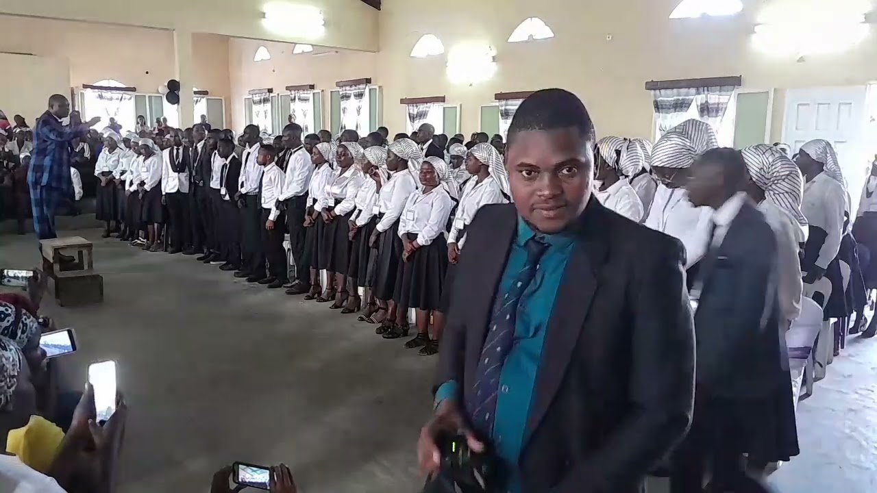 Maestro Qeco na apresentação do tema do aniversário da Juventude Cristã de Chivanine