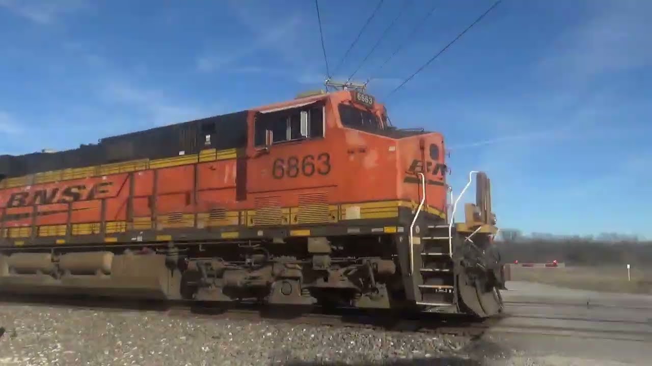 BNSF 6863 South with BNSF SD75M 280 trailing 3rd in Cleburne, TX