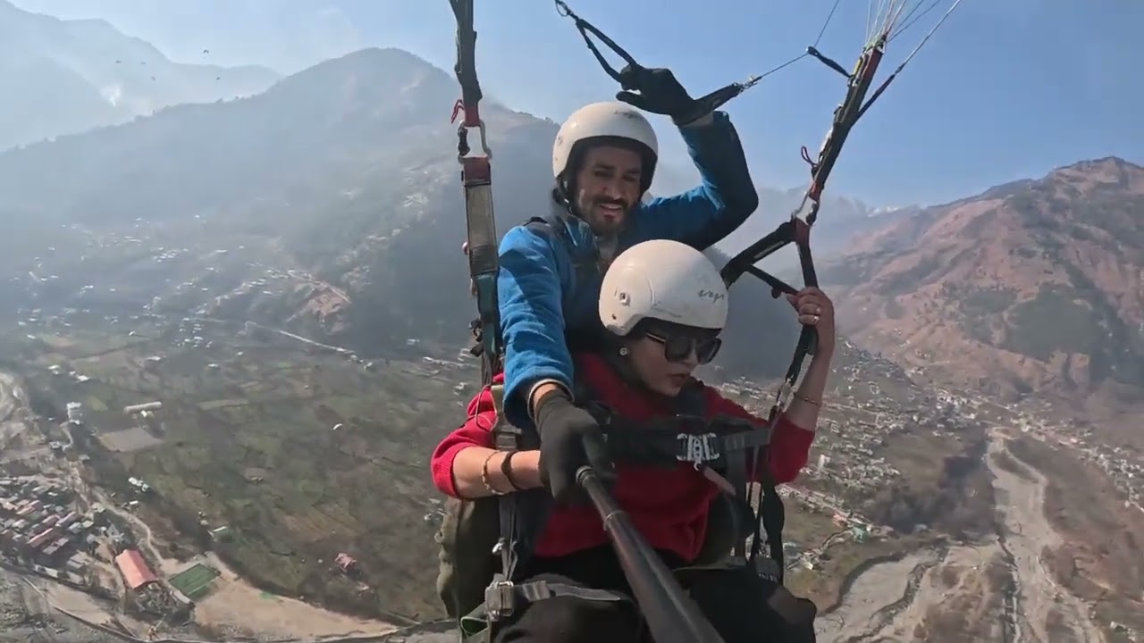 Paragliding from 8000ft 🤌🏻😍#viral #youtubeshorts  #fyb #housewife #manali #himachal #paragliding