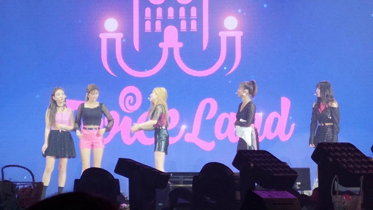 180818
พี่จองพี่นายอน กอดกัน แต่ โมะ จือหึง
เลย ได้กอดกัน โมะจือ 5555 #TWICELANDZONE2inBANGKOK