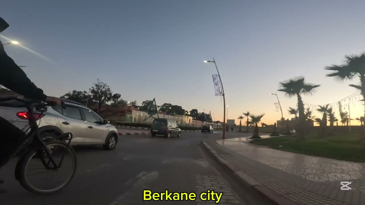 جولة قصيرة في شوارع بركان قبل أذان المغرب بدقائق… أجواء هادئة واستعداد الناس للإفطار مع غروب الشمس 🌇