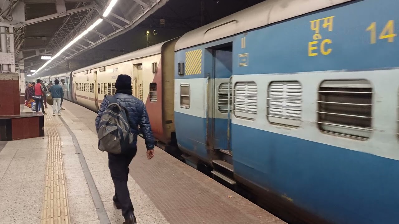 Early Morning 22387 Black Diamond Exp Entering Howrah Station Platform No - 8 / Part - 1