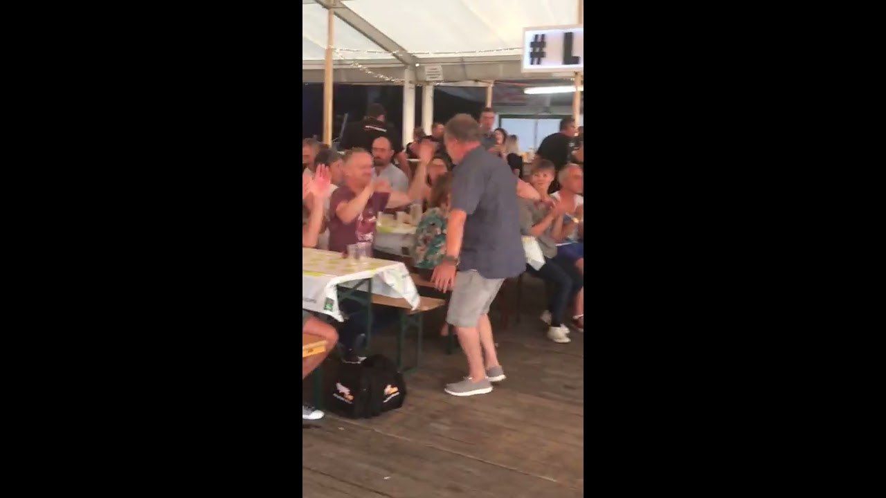Lou Beurier chante &laquo;&nbsp;&Agrave; nos souvenirs&nbsp;&raquo; de Trois caf&eacute;s gourmands