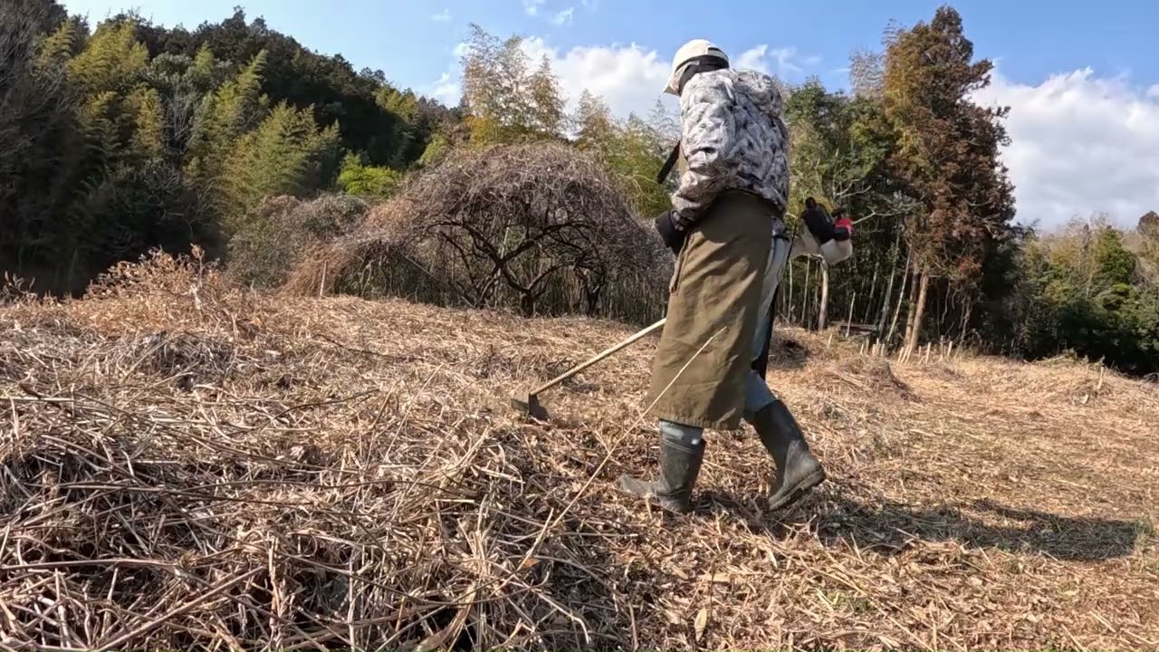 耕作放棄地西：刈り倒した草の刈り取り、工事の残骸が出てきた・・3枚刃で刈っていく