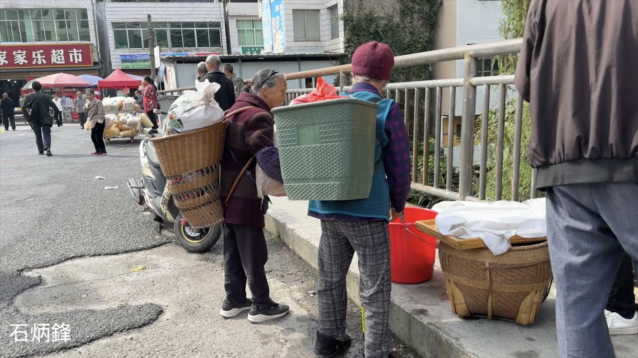 農村趕集，一年比一年冷清，街上都是老人。上百年的老街，還是老樣子
