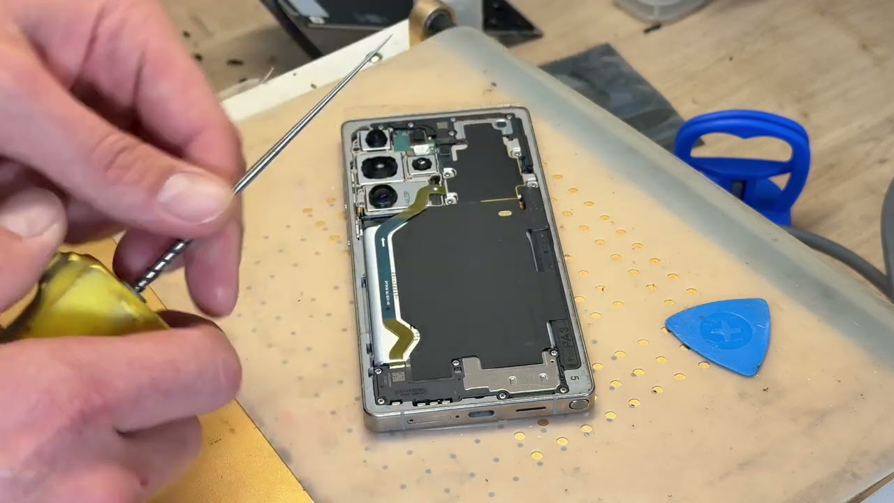 Замена задней крышки Samsung Galaxy S25 Ultra &ndash; пошаговое руководство по ремонту!