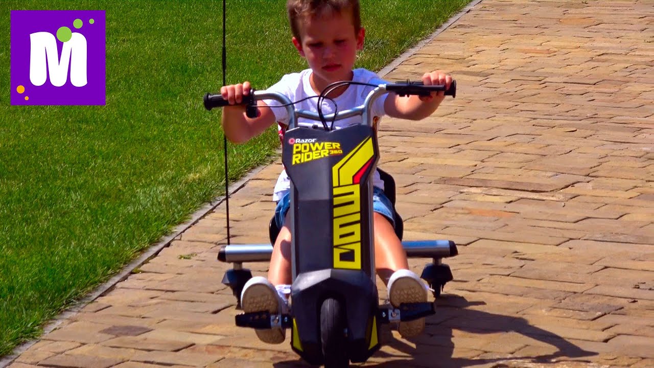 Макс делает Полицейские развороты на машинке Razor Power Rider 360 и Папа на скейте Разор RipSurf