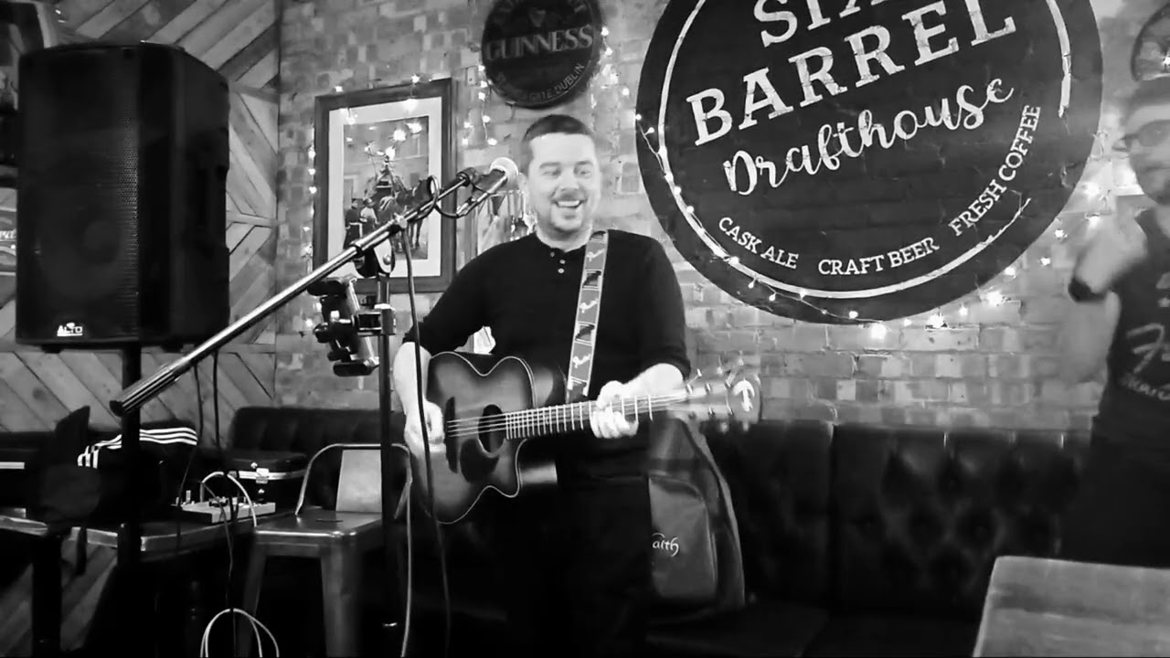 Bloody LOVELY set from Ryan at Jaque Seviour's Open Mic Night at Six Barrels, Hockley: 😃❤️✊