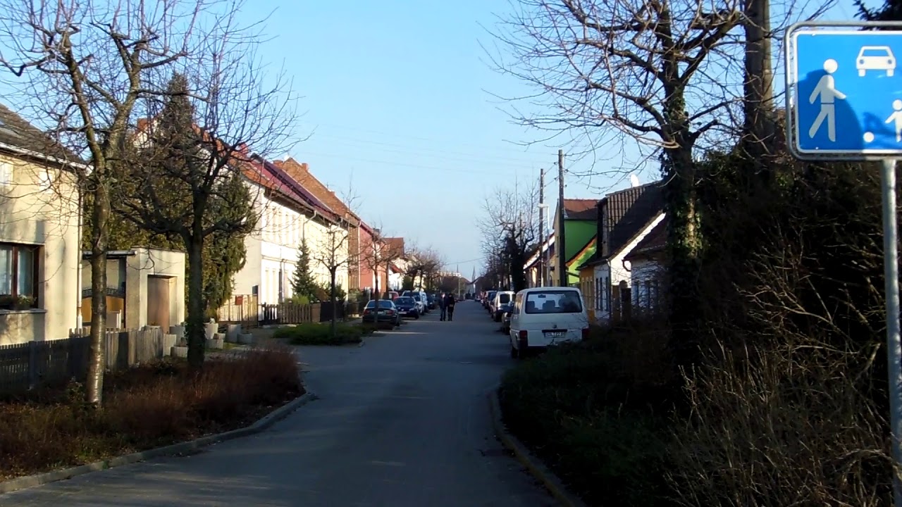 Blick entlang der Wahrburger Stra&szlig;e in Stendal auf die Kirchen St. Petri und St. Jacobi