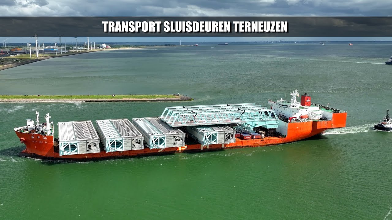 Sluisdeuren Sluis Terneuzen op de Zhen Hua 34 nabij Vlissingen