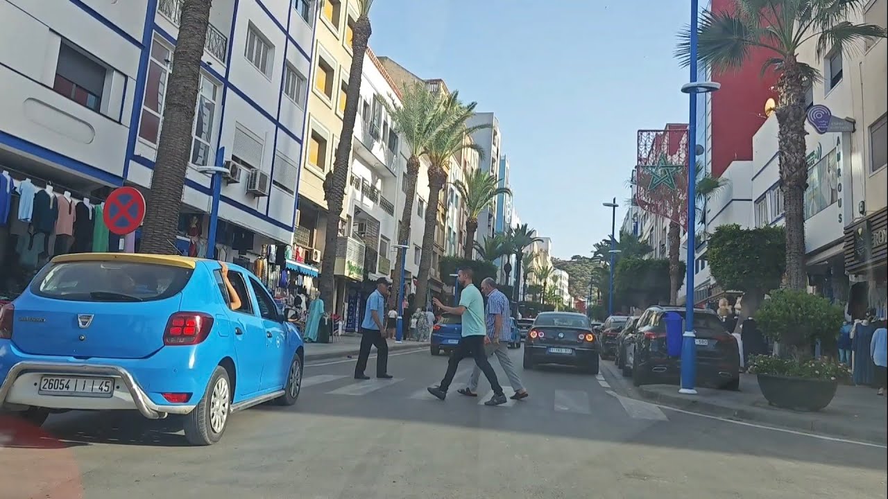 جولة ممتعة في مدينة الحسيمة شوفو الأجواء ممتلئ بالزوار 