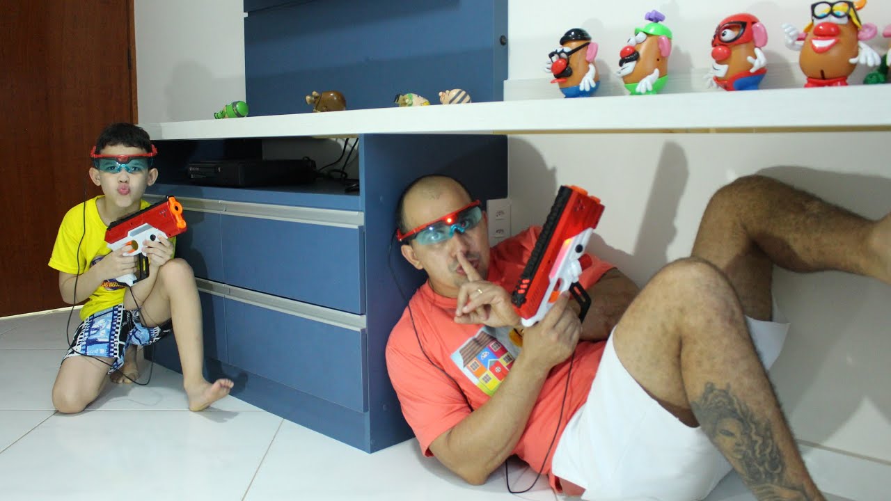 LUCAS E PAPAI ANDAM DE PATINETE DENTRO DE CASA
