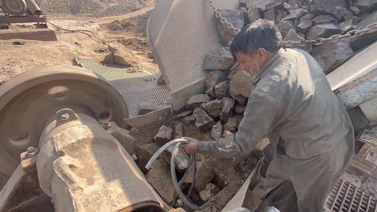 Big Rocks Stuck in Crusher | Smart Steel Rod Fix | Powerful Fast Rock Crushing 💥🪨