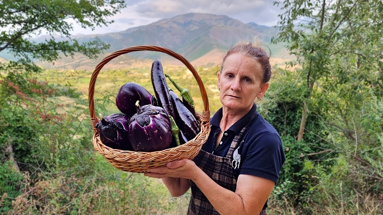 Vive la Vida Diaria en un Pueblo Albanés 🏡🇦🇱 – Cocinando Deliciosa Berenjena 🍆🔥
