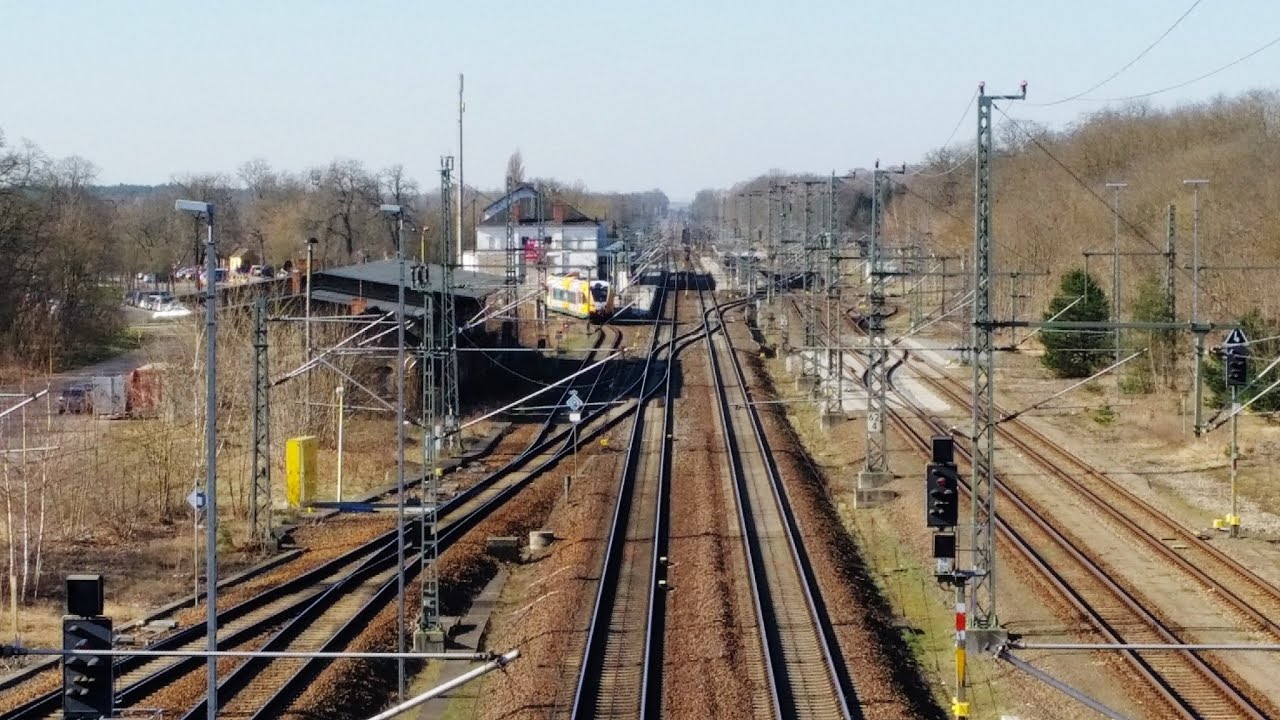 Ютербог. Пешеходный мост через ЖД, окрестности.Проходят поезда.30.03.2021