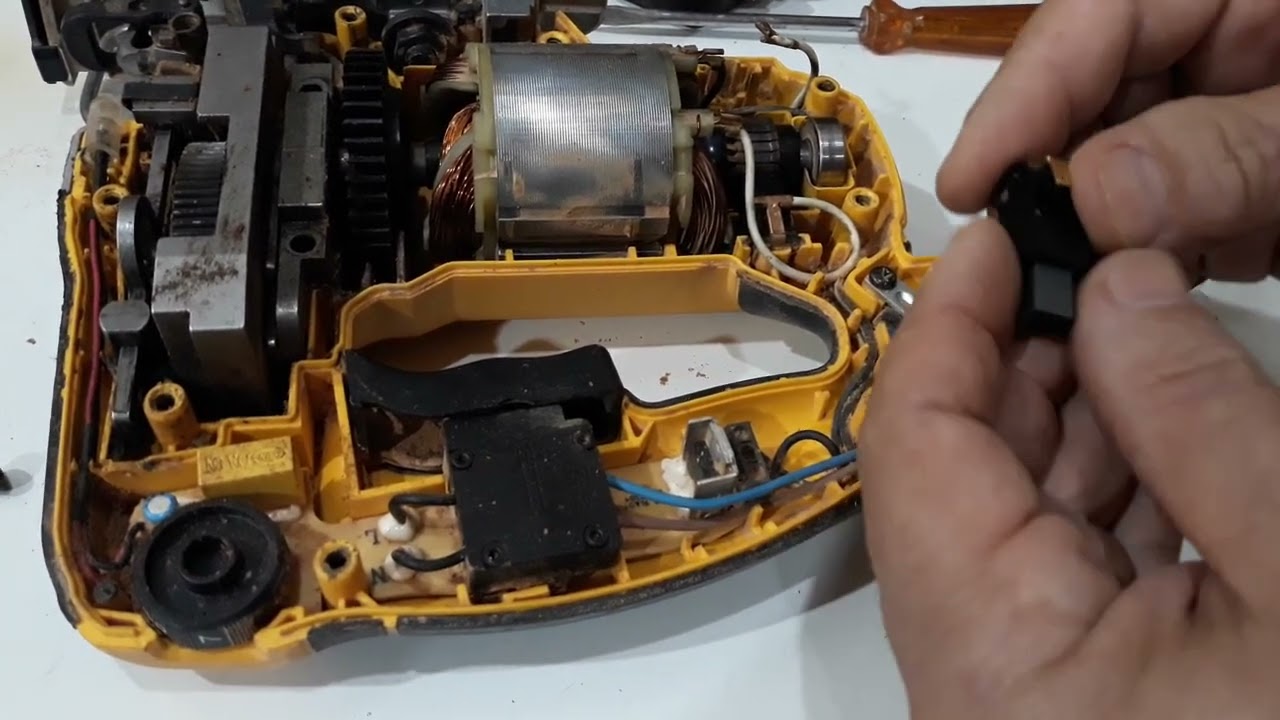 Como trocar as escovas de carvão da tico tico Dewalt DW300