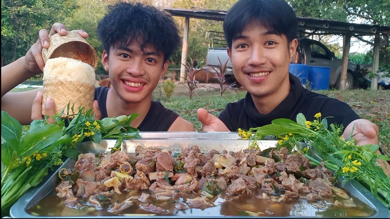 ต้มขมเนื้อซดนํ้าร้อนๆ จัดมาถาดใหญ่มากินข้าวด้วยกันครับ.