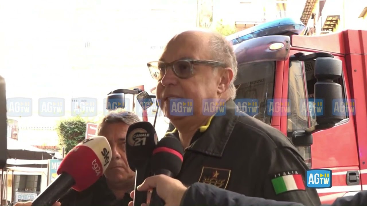 Incendio a Napoli, il comandante Paduano : «Situazione compromessa fin da subito. Il teatro è comp