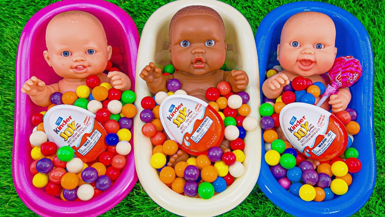 Bathtubs Full of Candy with Rainbow M&M's and Magic Slime & Kinetic Sand Cutting Video