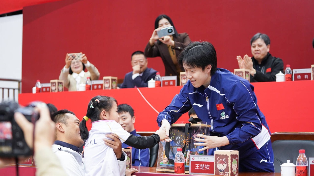 最新消息：王楚钦进校园后“高冷”人设，被一个9岁小女孩彻底砸碎了！太可爱了！