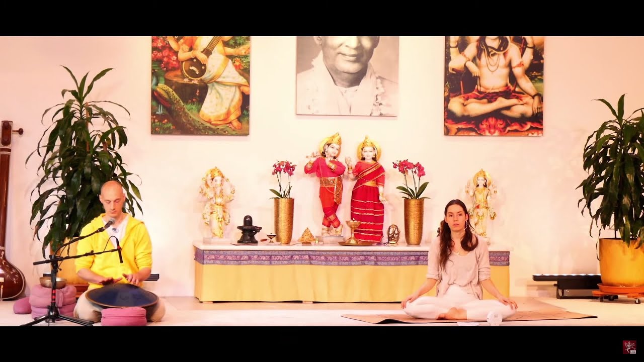 Selbstliebe YogaFLOW  mit Svenja - Yoga Vidya Ashram Live - 9:15 Uhr 27.11.2021