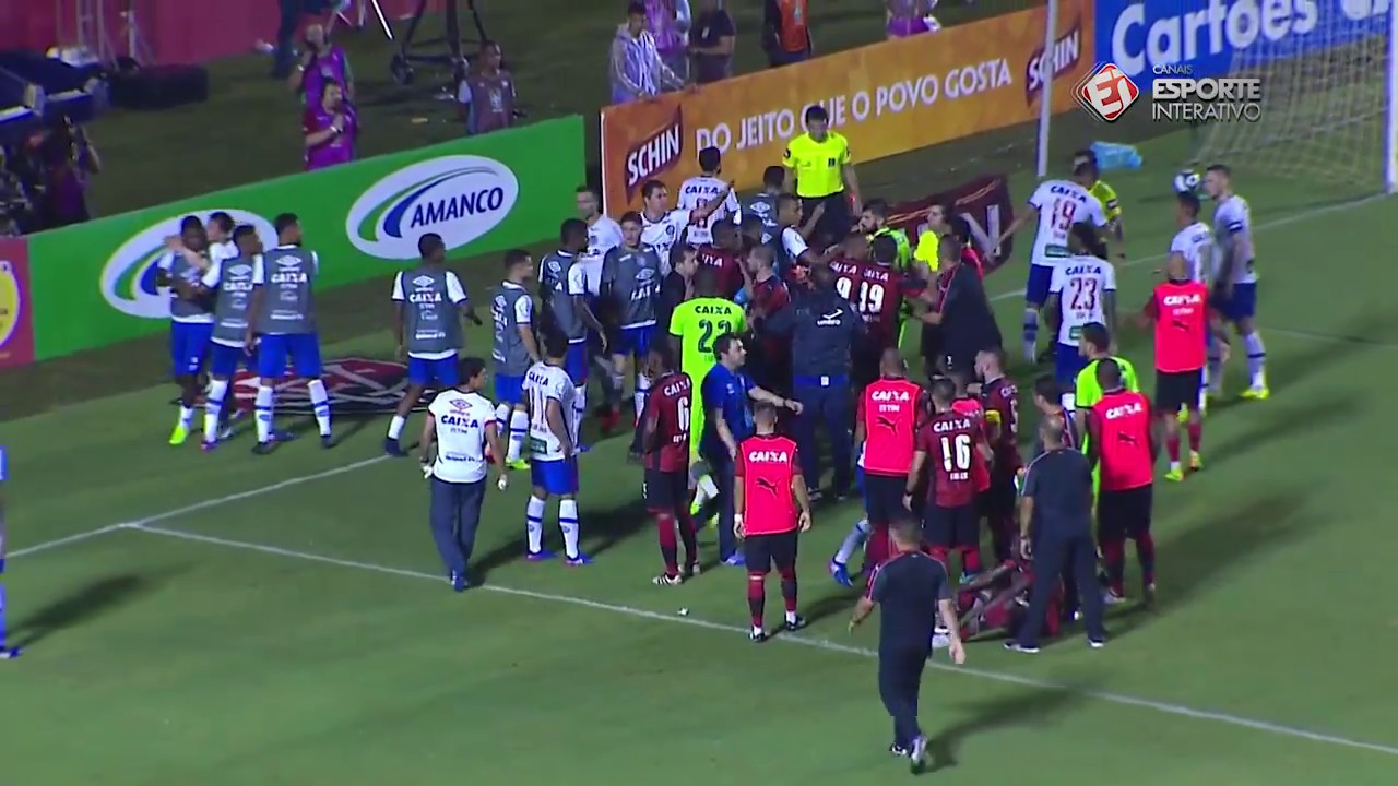 FECHOU O TEMPO! Ap&oacute;s expuls&atilde;o, jogadores de Vit&oacute;ria e Bahia discutem em campo