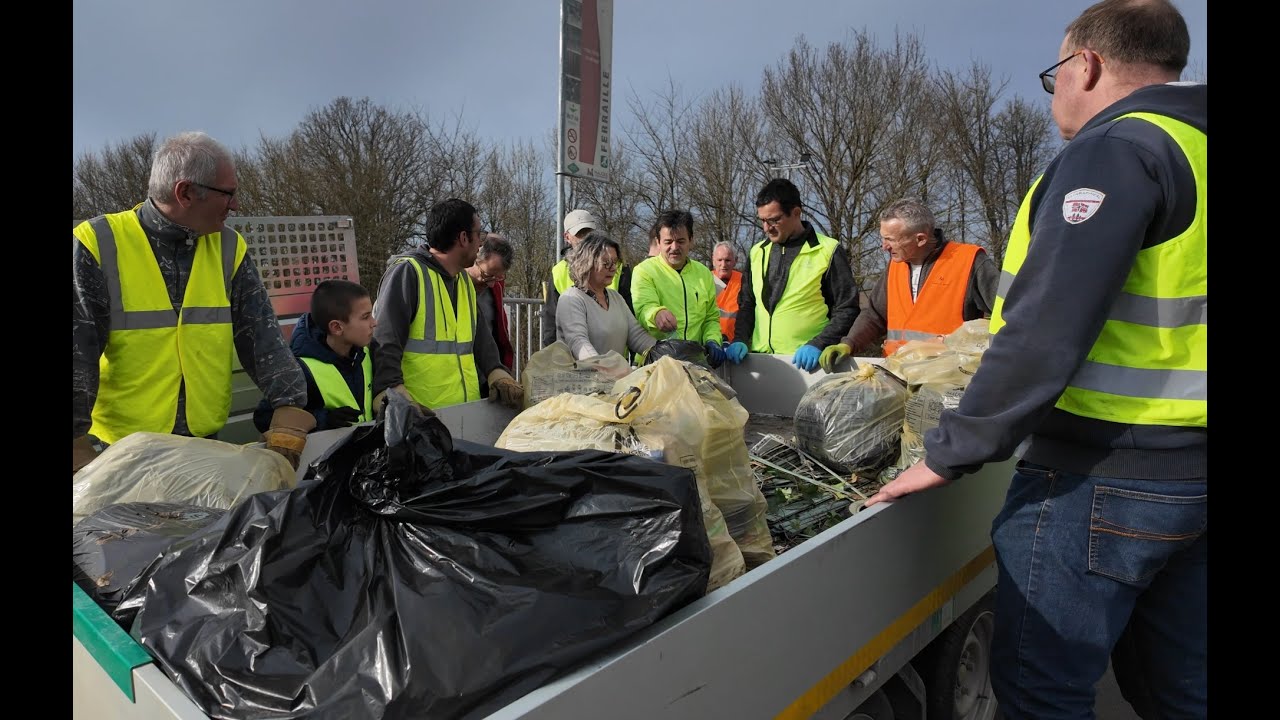 Ramassage des déchets avec le club Evre Rando (49)