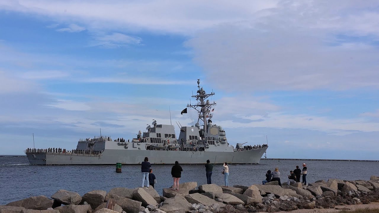 Эсминец USS Delbert D. Black покидает Мейпорт.