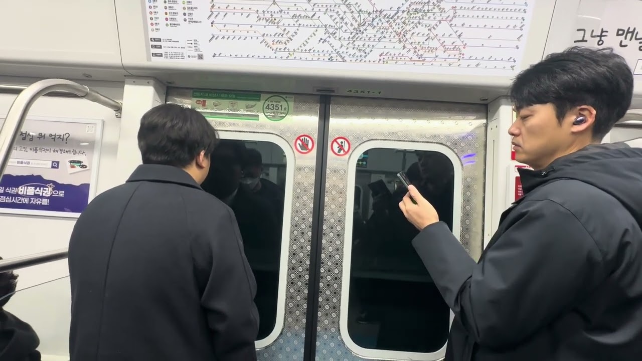 Seoul Metro 4000 Series (4x51): Dongdaemun History & Cultural Park to Hoehyeon.