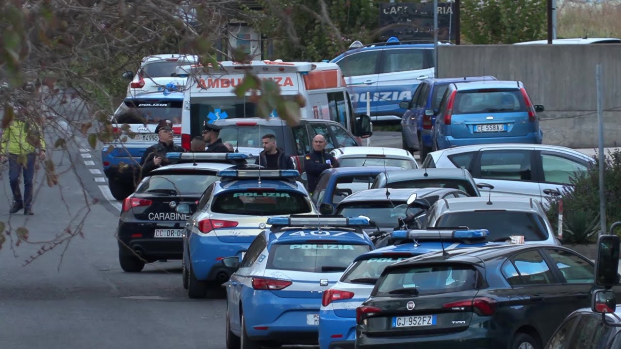 LIVE Catania, si barrica in casa ed esplode colpi d'arma da fuoco. Trattativa in corso: diretta
